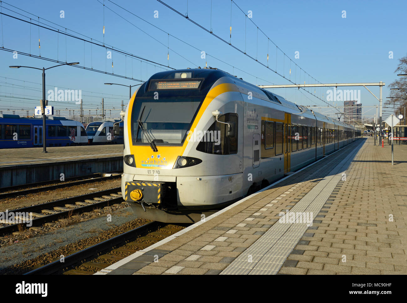 Eine internationale Eurobahn Service für Hamm in Deutschland wartet am Bahnhof Venlo in den Niederlanden Stockfoto