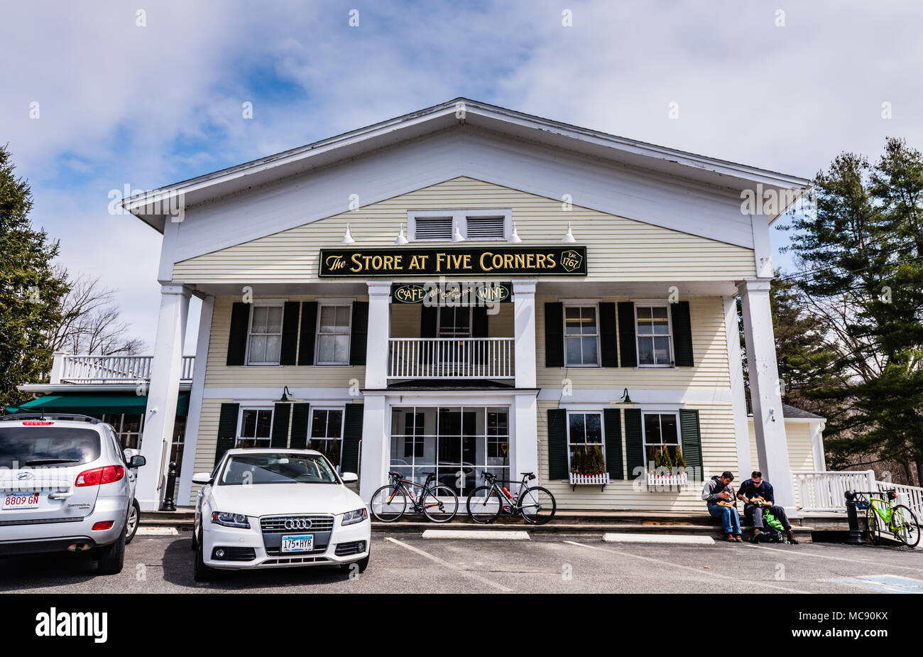 Zwei Wanderer essen Mittagessen in Schritten von fünf Ecken Cafe in Williamstown, Massachusetts. Stockfoto