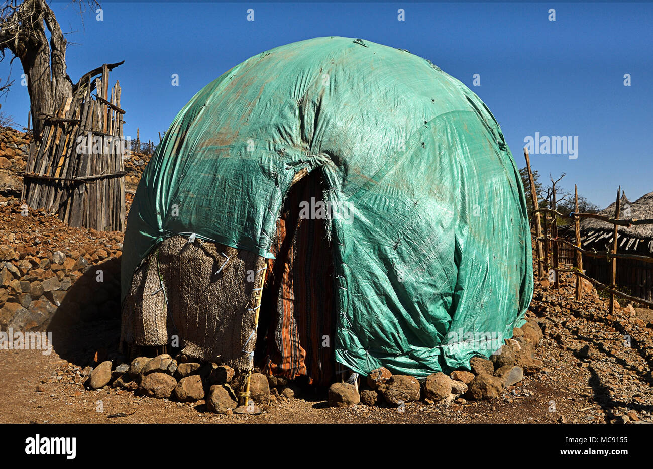 Somali Ivss Hütten gebaut mit Filialen und Glasfasermatten bedeckt mit Kunststoff umhüllt in einem Dorf im Norden von Dschibuti, Tag Forest National Park (Für Stockfoto