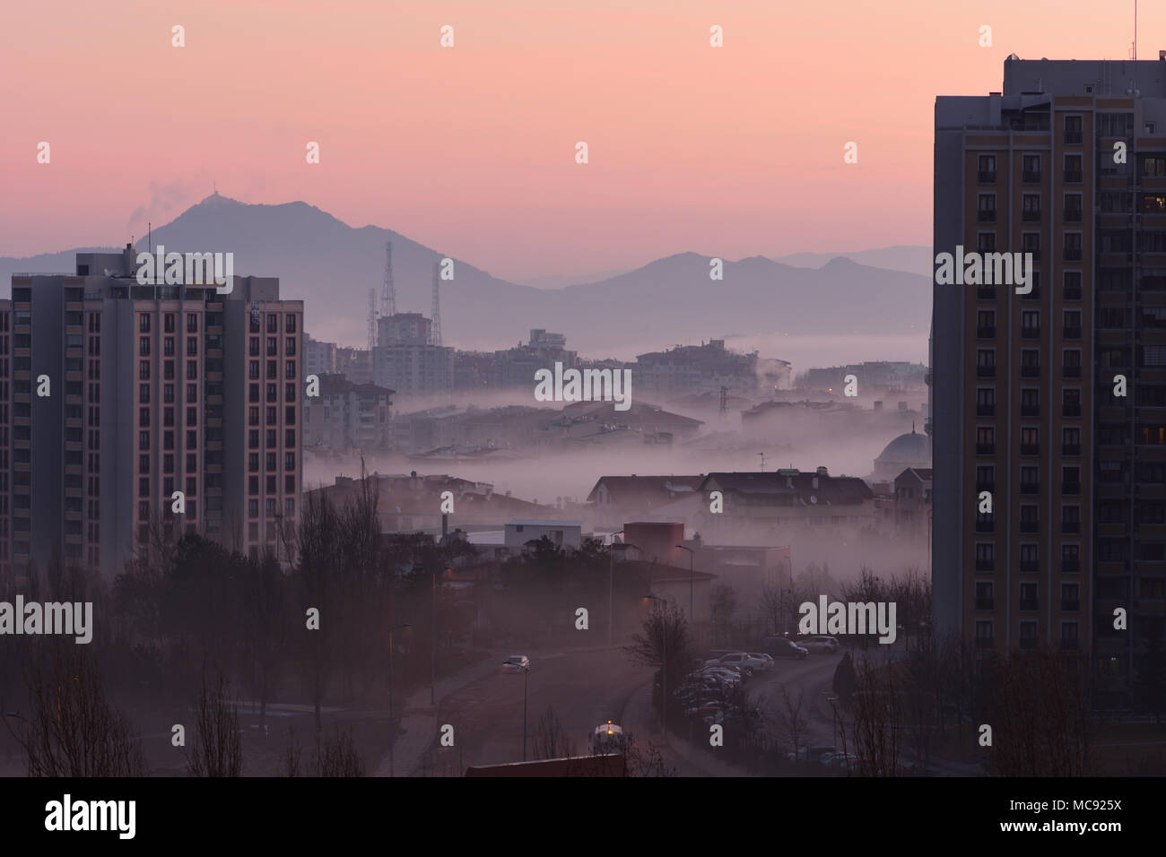 Am frühen Morgen Nebel über Vorort in Ankara, Türkei Stockfoto