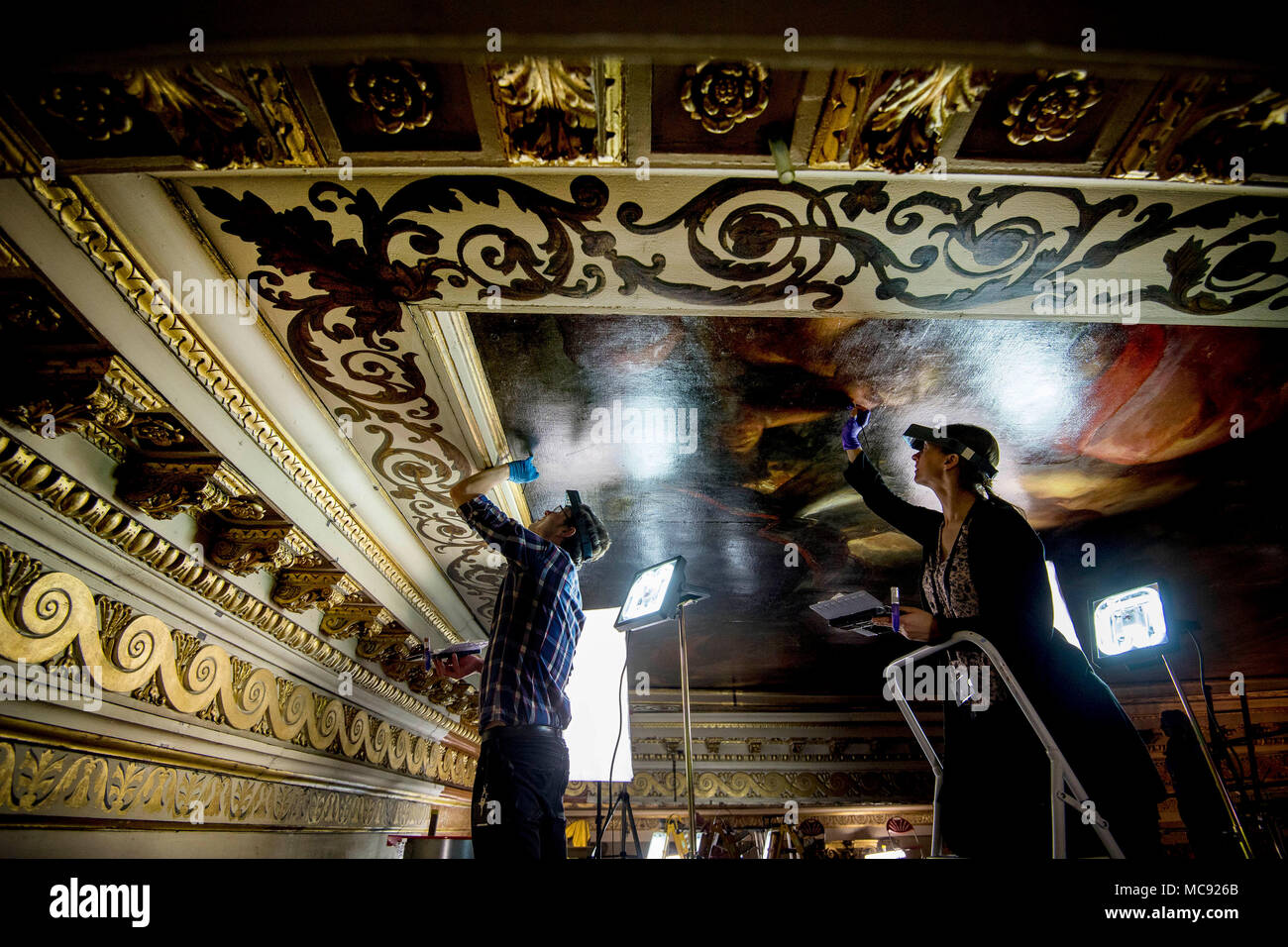 Malerei Restauratoren machen sie kleine aktualisiert zu einem Panel ich von Peter Paul Rubens, am Bankett- Haus in Whitehall, London, als Union der Kronen auf der berühmten bemalten Decke der Apotheose des Königs James als Gerüst 17 m hoch ist, errichtet für die Erhaltung wichtigen an der Decke. Stockfoto