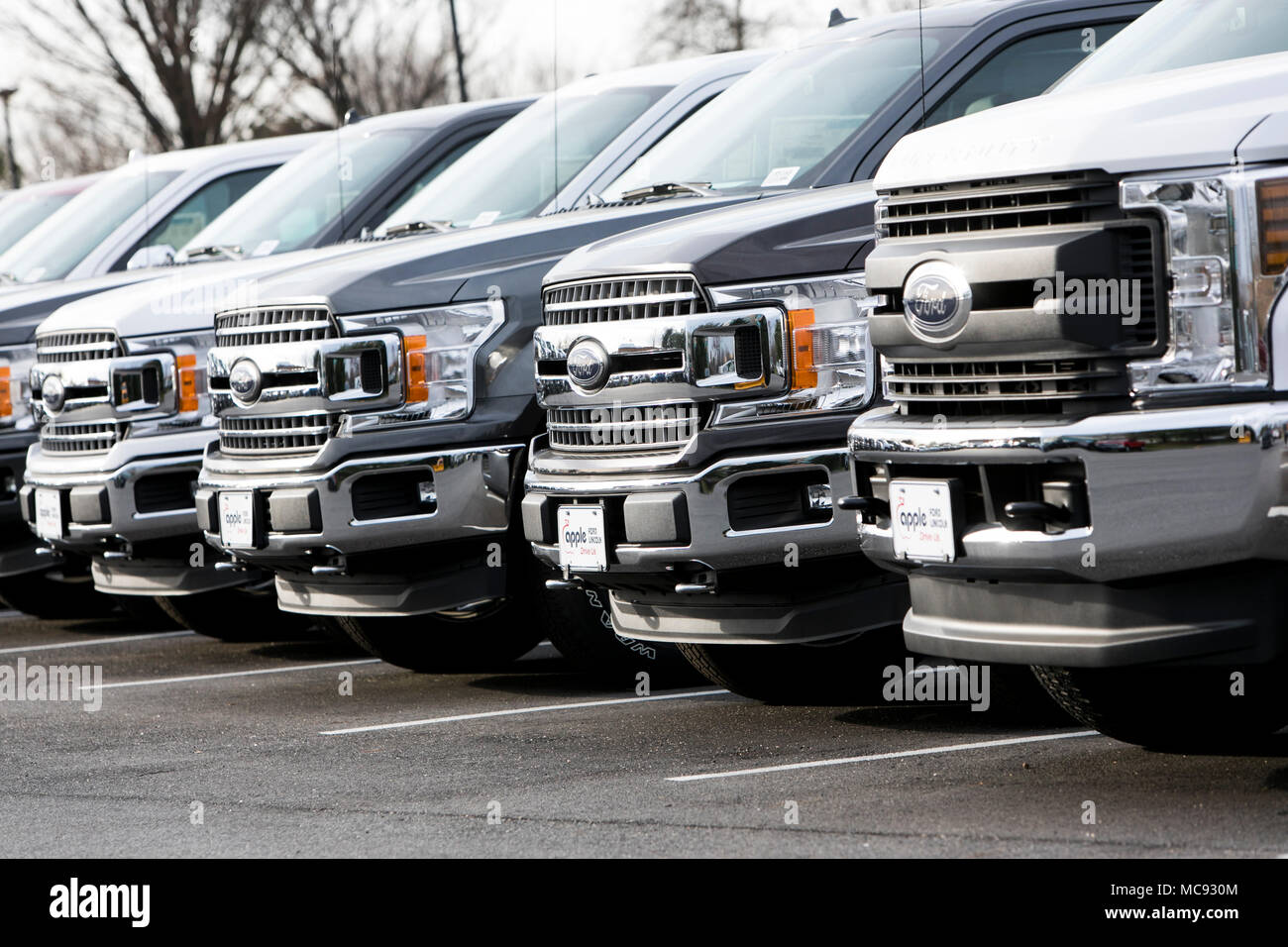 Eine Reihe von neuen Ford F-Serie Pick-up-Trucks in einem Autohaus in Columbia, Maryland am 13. April 2018. Stockfoto