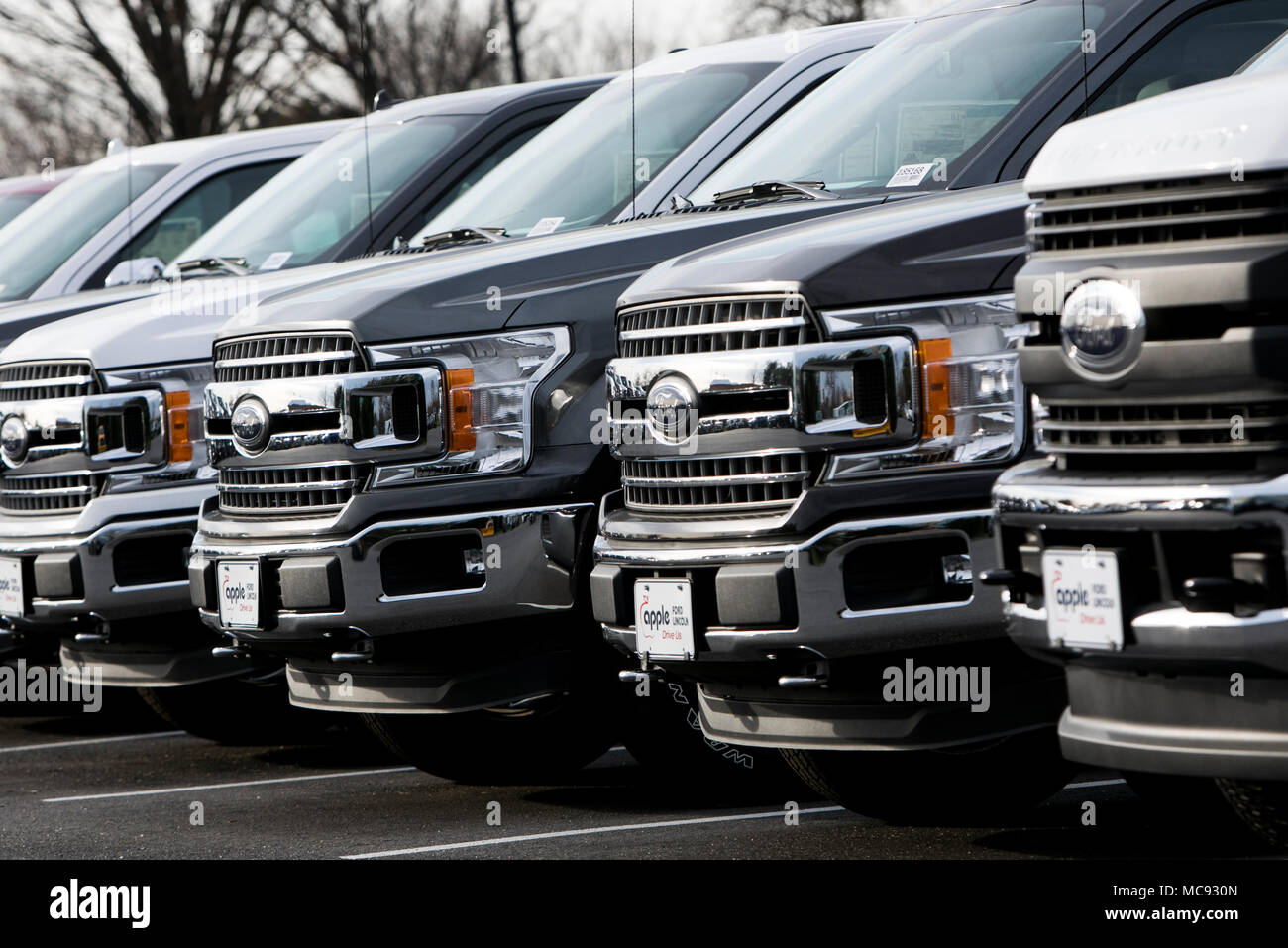 Eine Reihe von neuen Ford F-Serie Pick-up-Trucks in einem Autohaus in Columbia, Maryland am 13. April 2018. Stockfoto