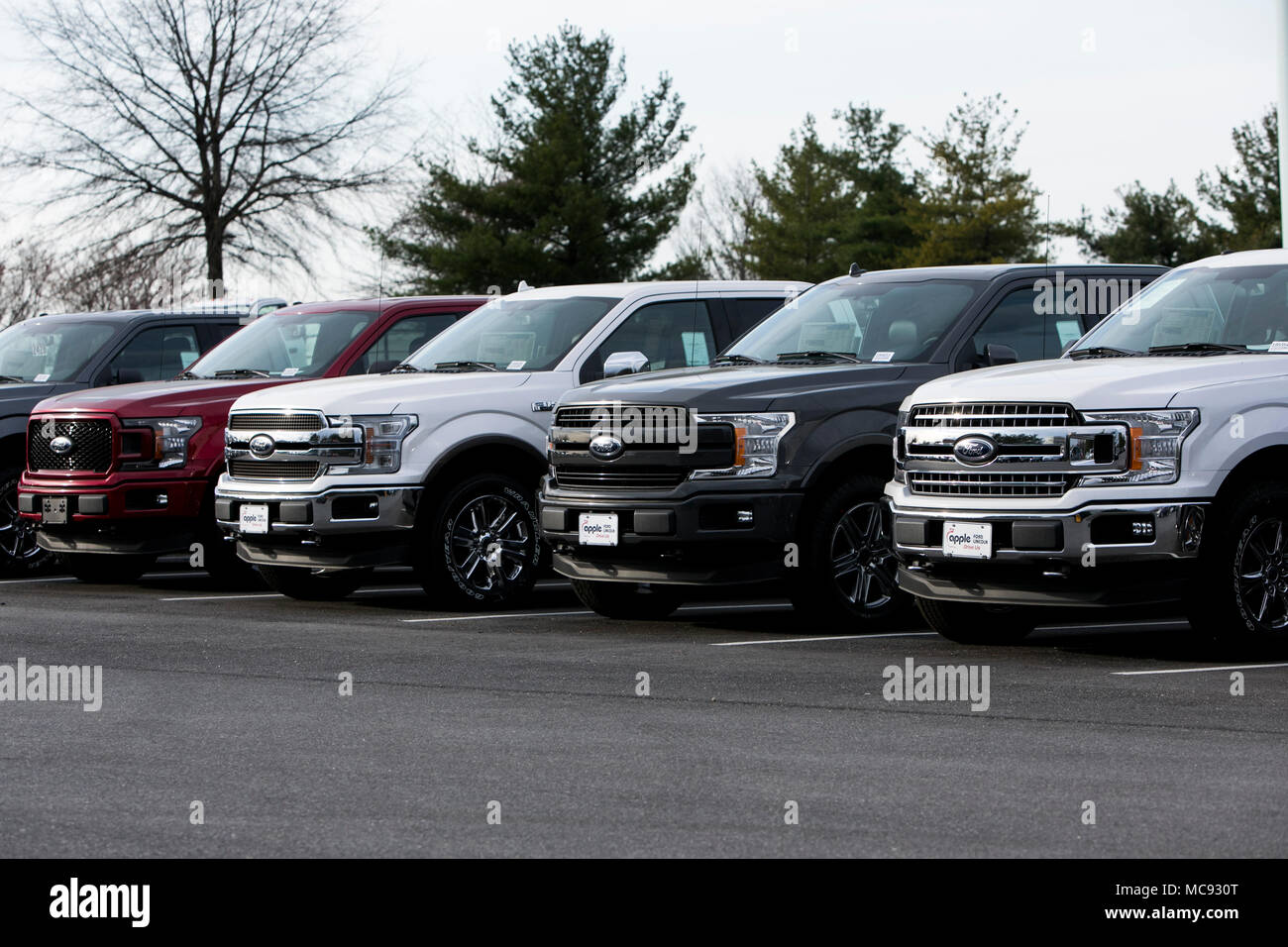 Eine Reihe von neuen Ford F-Serie Pick-up-Trucks in einem Autohaus in Columbia, Maryland am 13. April 2018. Stockfoto