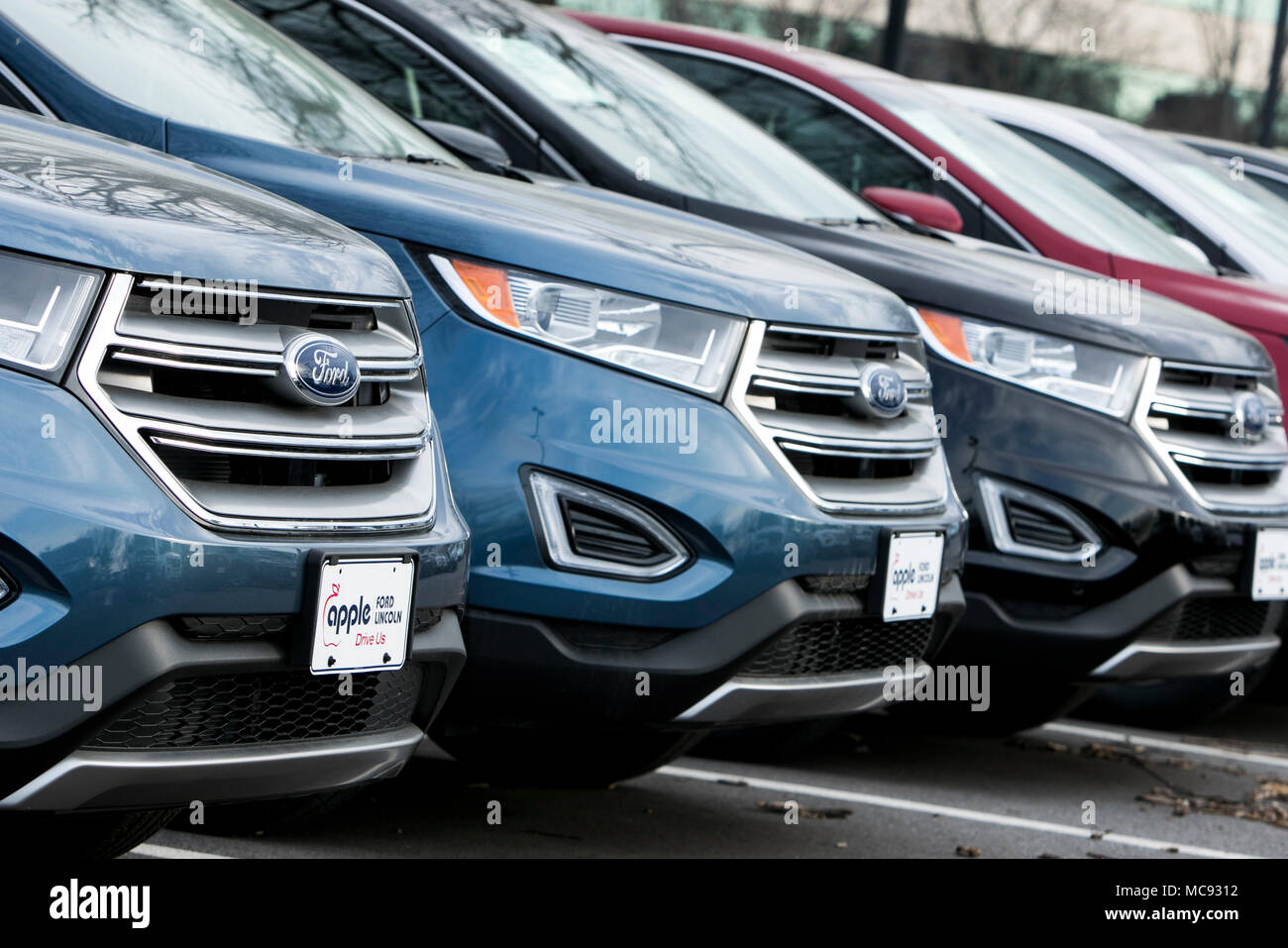 Eine Reihe von neuen Ford Edge SUV-Fahrzeugen in einem Autohaus in Columbia, Maryland am 13. April 2018. Stockfoto