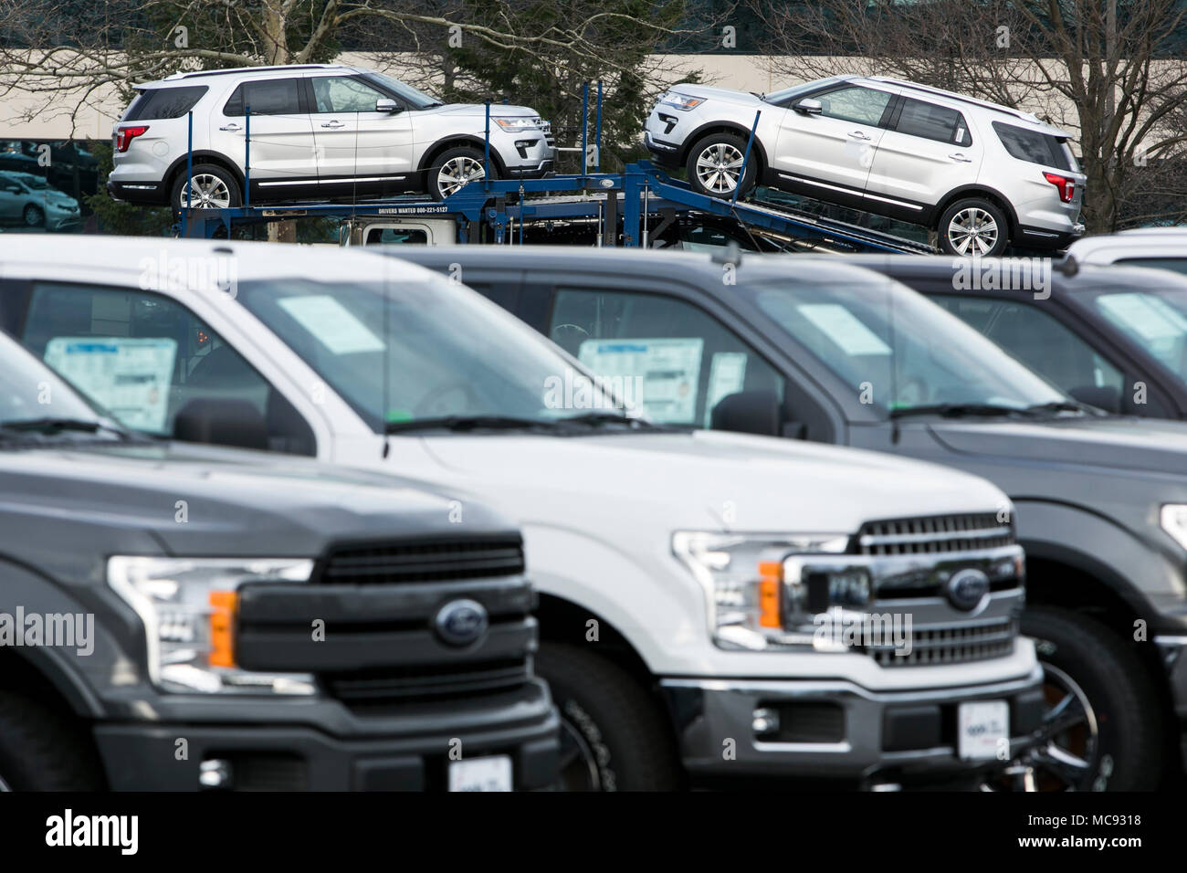 Eine Reihe von neuen Ford F-Serie Pick-up-Trucks und Explorer SUV's in einem Autohaus in Columbia, Maryland am 13. April 2018. Stockfoto
