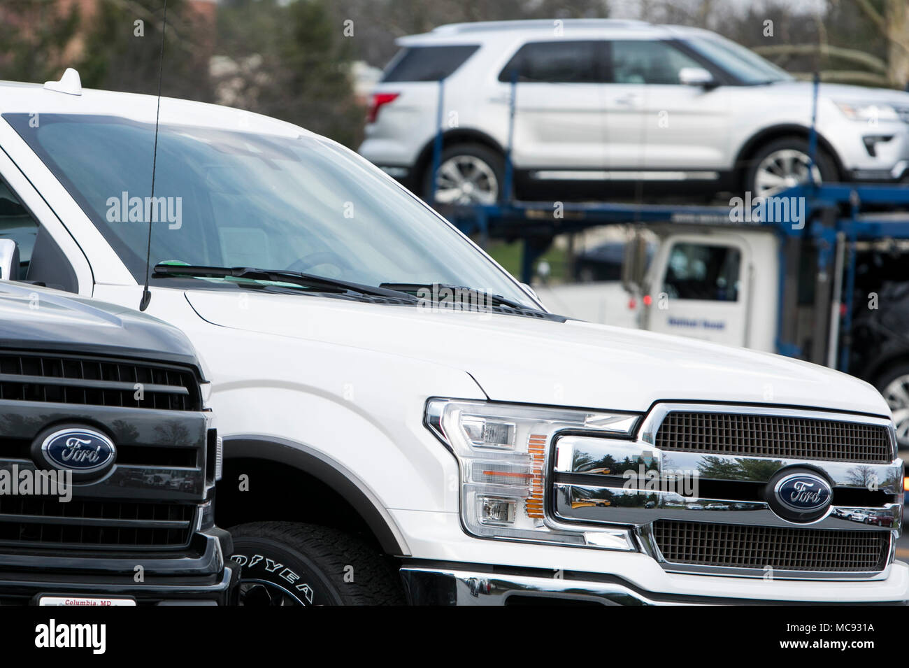 Eine Reihe von neuen Ford F-Serie Pick-up-Trucks und Explorer SUV's in einem Autohaus in Columbia, Maryland am 13. April 2018. Stockfoto