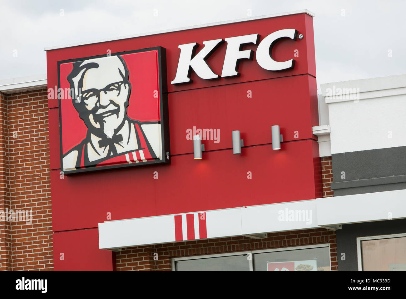 Ein logo Zeichen außerhalb eines KFC (Kentucky Fried Chicken) Fast Food Restaurant Lage in Ellicott City, Maryland am 13. April 2018. Stockfoto