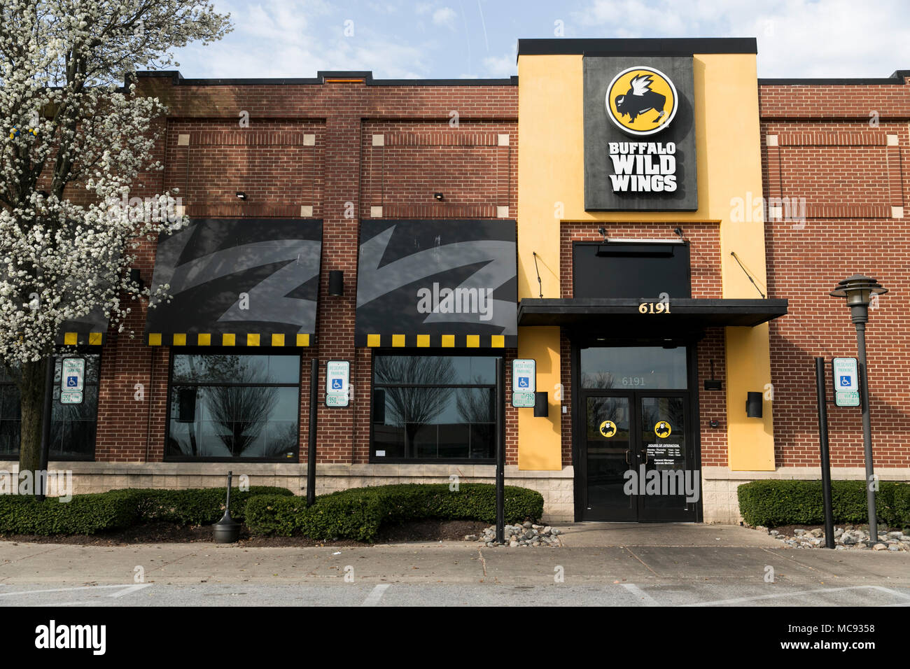 Ein logo Zeichen außerhalb einer Buffalo Wild Wings Restaurant Lage in Columbia, Maryland am 13. April 2018. Stockfoto