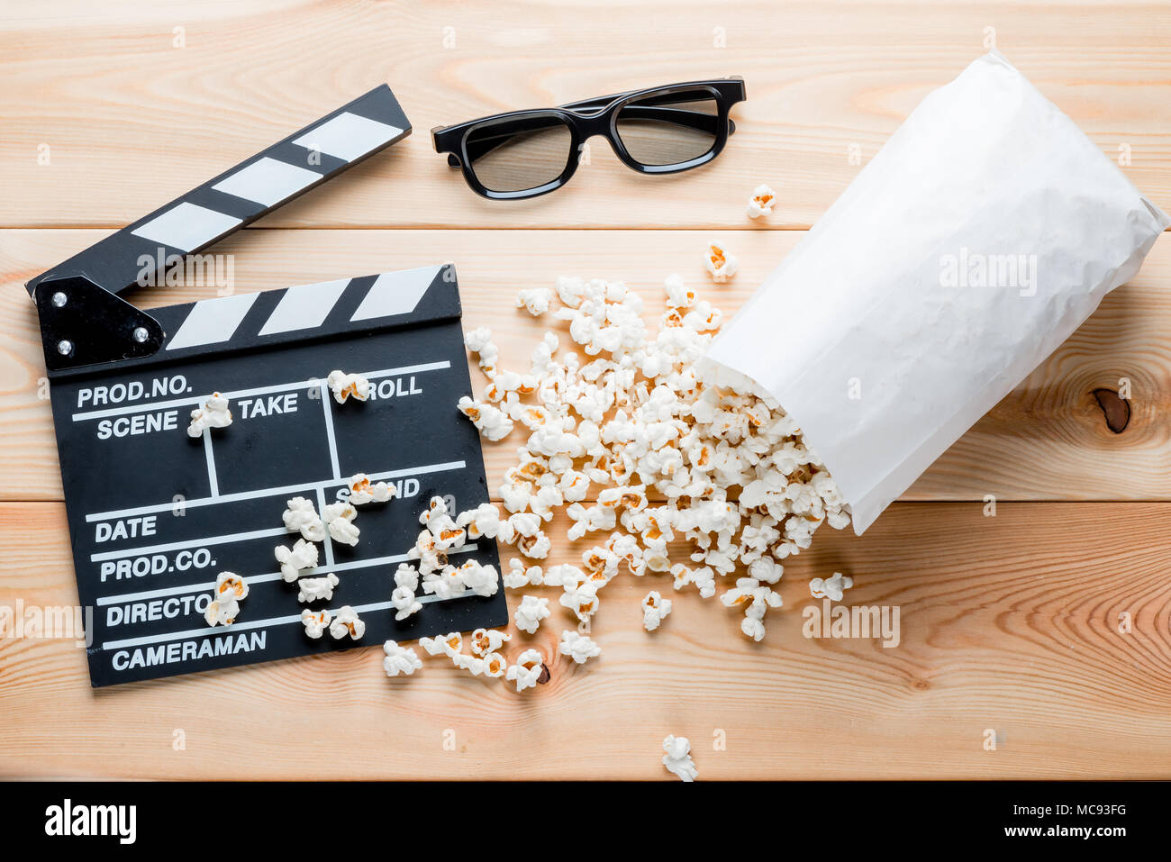 Objekte in der Filmindustrie und Filme auf Brettern von oben Ergänzende Stockfoto