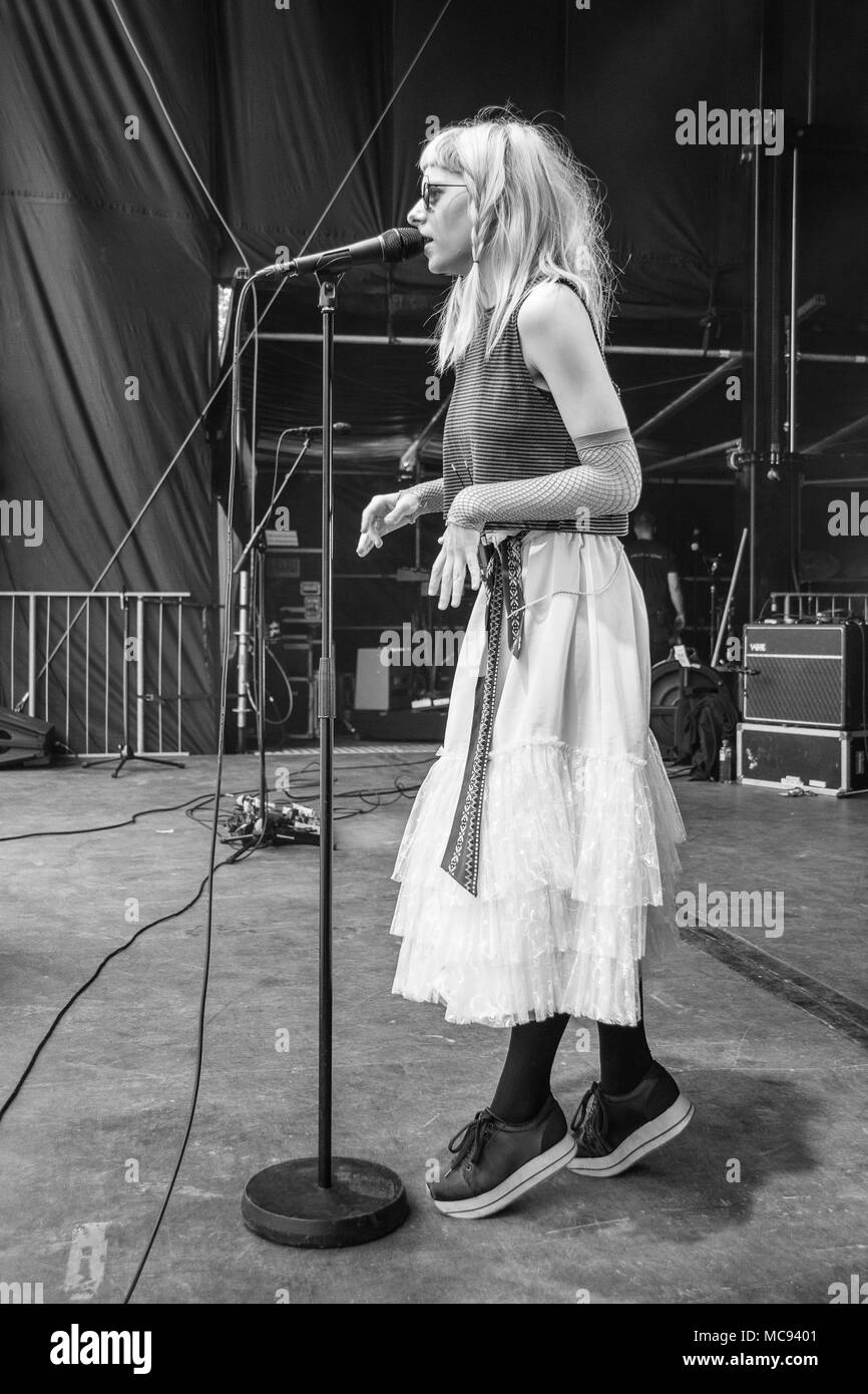 Aurora Aksnes - Sound Check in Molde International Jazz Festival, Norwegen 2017. Stockfoto