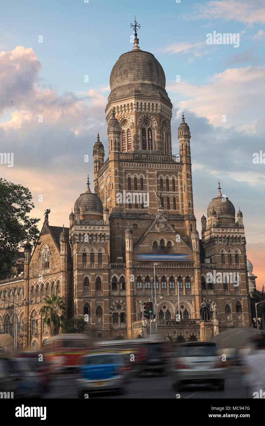 Chhatrapati Shivaji, der ehemaligen Victoria Terminus - ein historischer Bahnhof in der indischen Metropole Mumbai, einer der verkehrsreichsten in Indien. Stockfoto