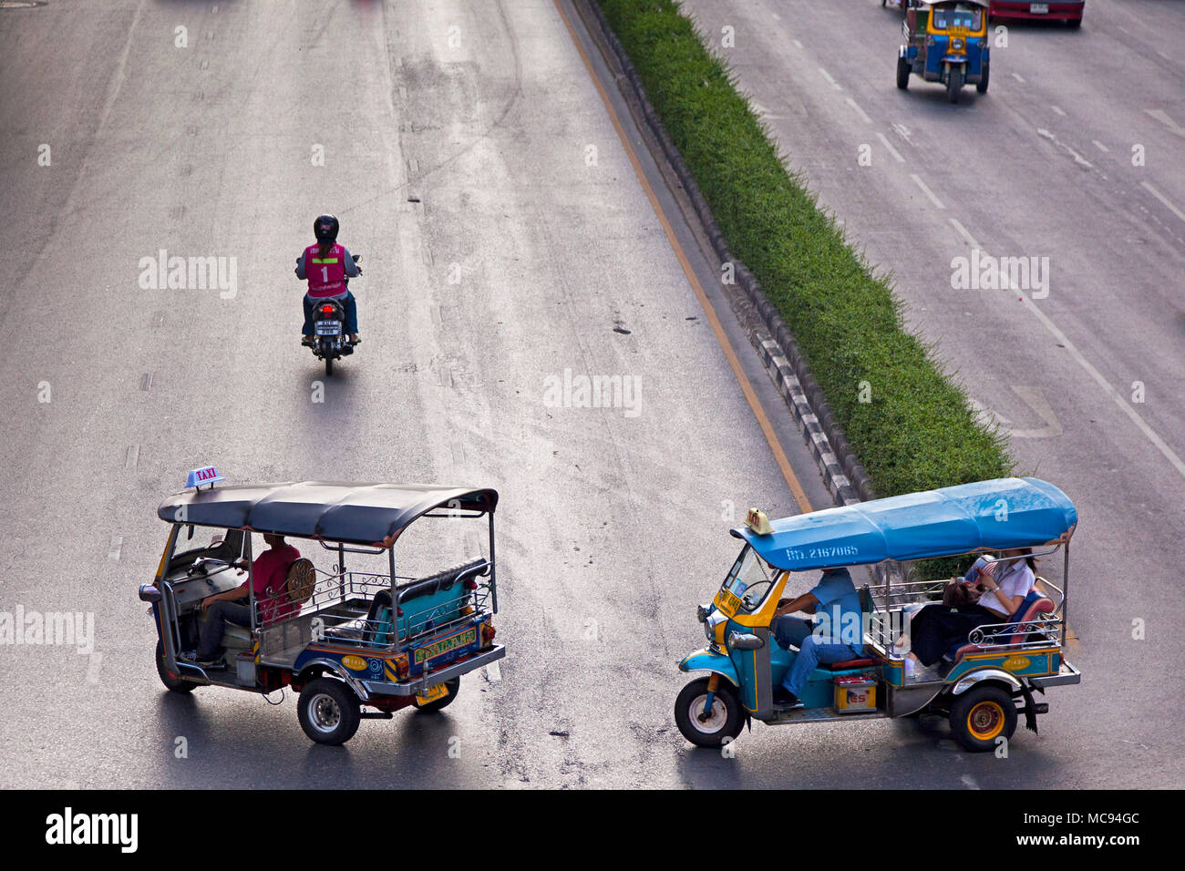 U-Turn mit dem tuk tuks, Bangkok, Thailand Stockfoto