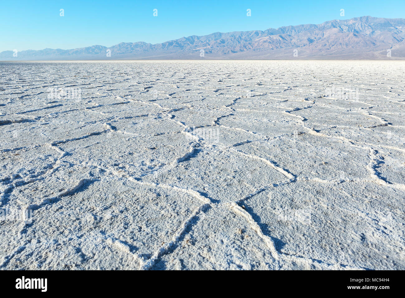 Blick auf die Salinen der Becken, Death Valley National Park, Death Valley, Inyo County, Kalifornien, USA. Stockfoto