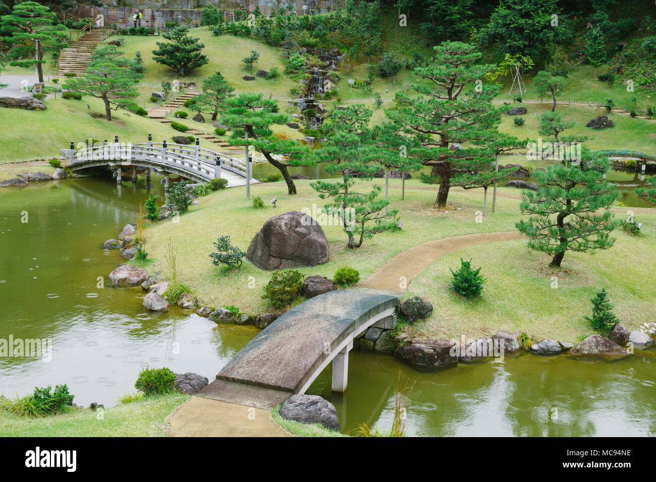 Gyokusen inmaru, traditionellen japanischen Garten mit Teichen in der Innenstadt von Kanazawa, Japan Stockfoto