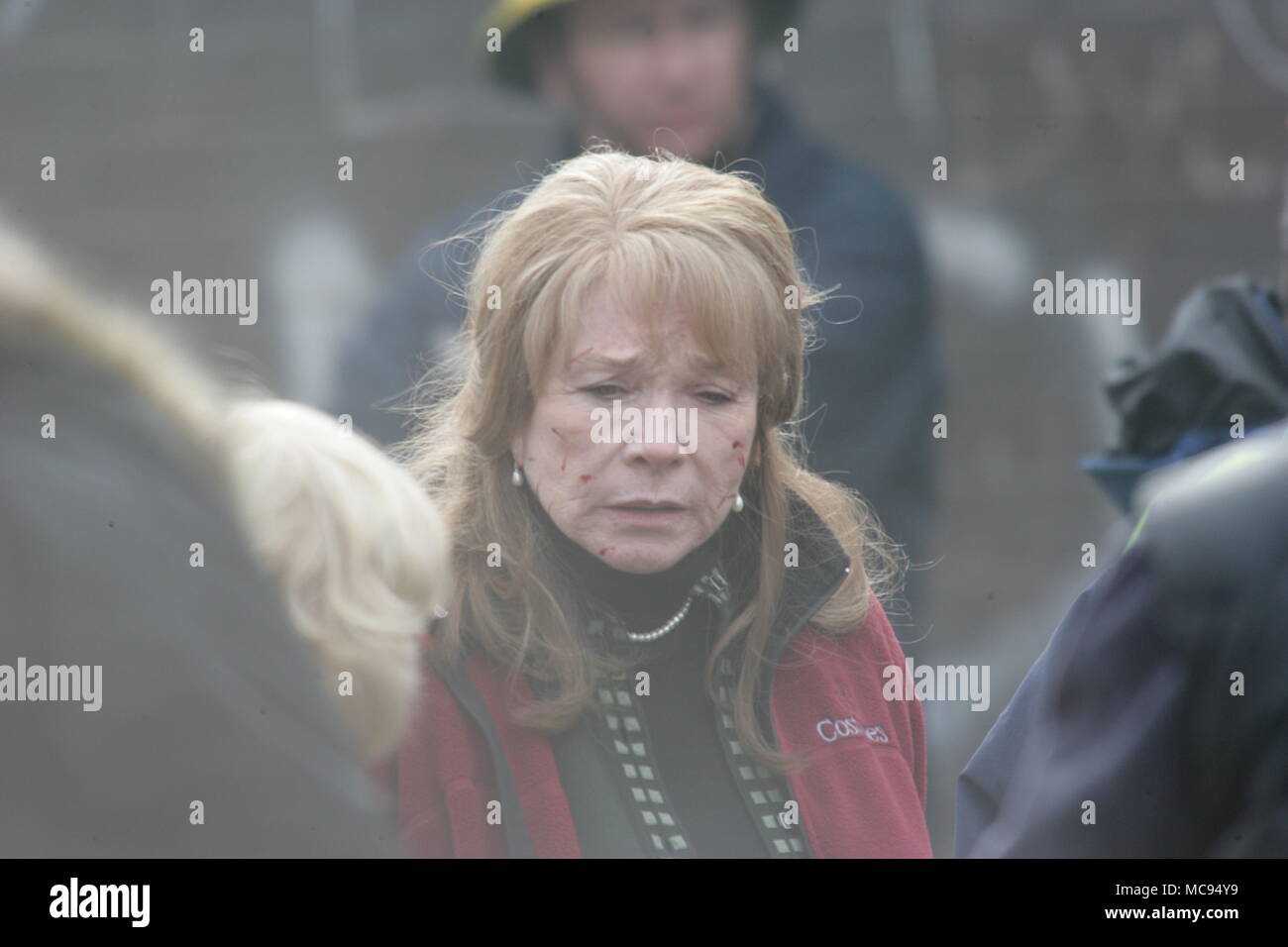 Schließen der Ring ist ein 2007 Film unter der Regie von Richard Attenborough und Hauptdarsteller Shirley MacLaine, Christopher Plummer, Mischa Barton, Stephen Amell, Neve Campbell, Pete Postlethwaite, und Brenda Fricker. Es war der letzte Film von dann octogenarian Attenborough, der sieben Jahre später starb. Ländlichen Michigan, 1991, und Marie liefert die laudatio bei der Beerdigung ihres Vaters Chuck, einen Weltkrieg II Army Air Force Veteran. Die Kirche ist voll von Veteranen, die kannte und liebte ihren Vater, obwohl ihre Mutter Ethel Ann (ETHEL) sitzt auf der Veranda, Rauchen und Pflege einen Kater. Ethel ist t Stockfoto