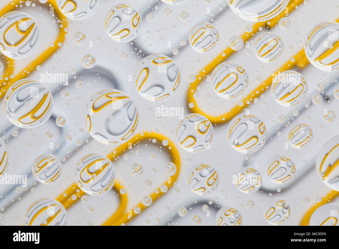 Farbe Hintergrund mit Regentropfen und Büroklammern Stockfoto