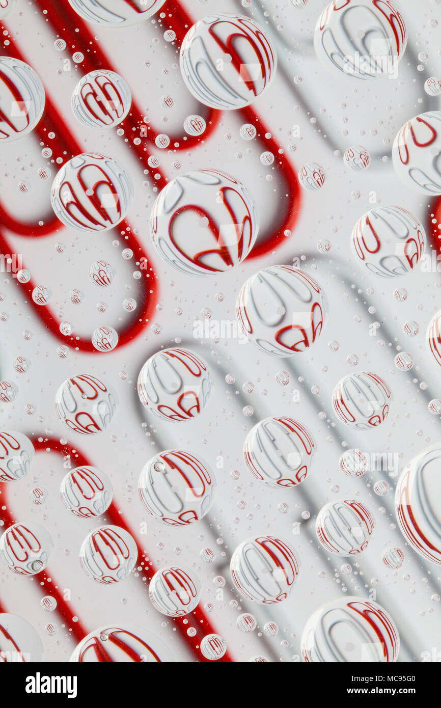 Farbe Hintergrund mit Regentropfen und Büroklammern Stockfoto