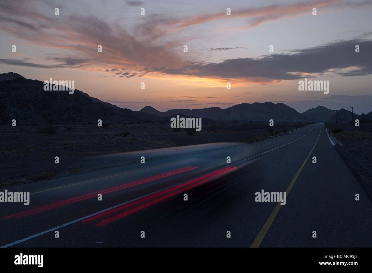 Der Weg des Lichts von Fahrzeugen in der Nacht macht einen interessanten abstraktes Muster über die Autobahn. Stockfoto