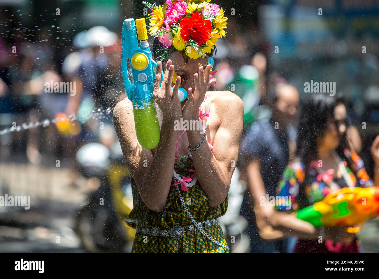 BANGKOK, THAILAND - 13 April, 2018: die Menschen auf den Straßen von Bangkok während des ersten Tages des Songkran Festival, Thai Neujahr feiern. Stockfoto