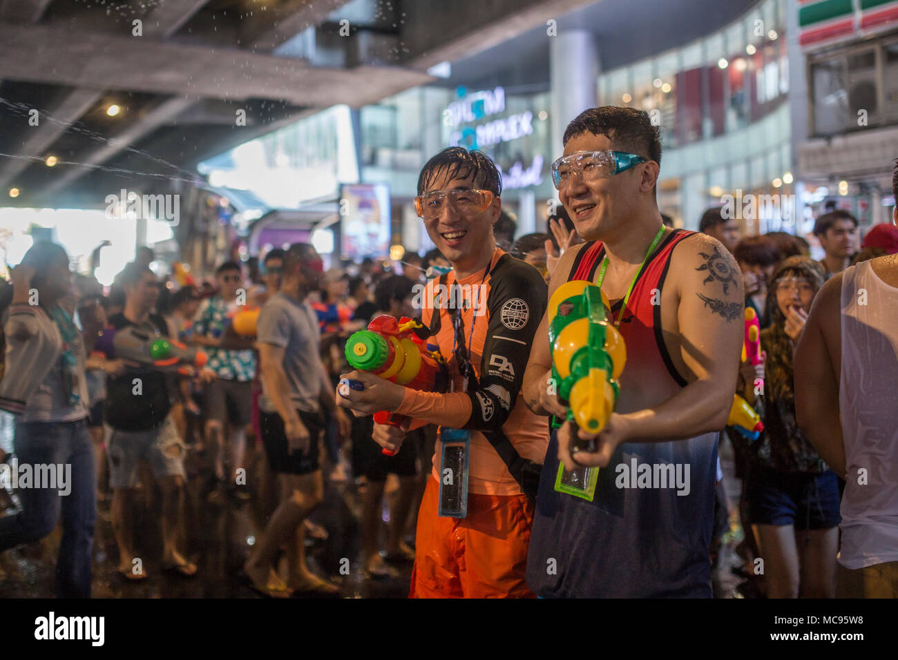 BANGKOK, THAILAND - 13 April, 2018: die Menschen auf den Straßen von Bangkok während des ersten Tages des Songkran Festival, Thai Neujahr feiern. Stockfoto