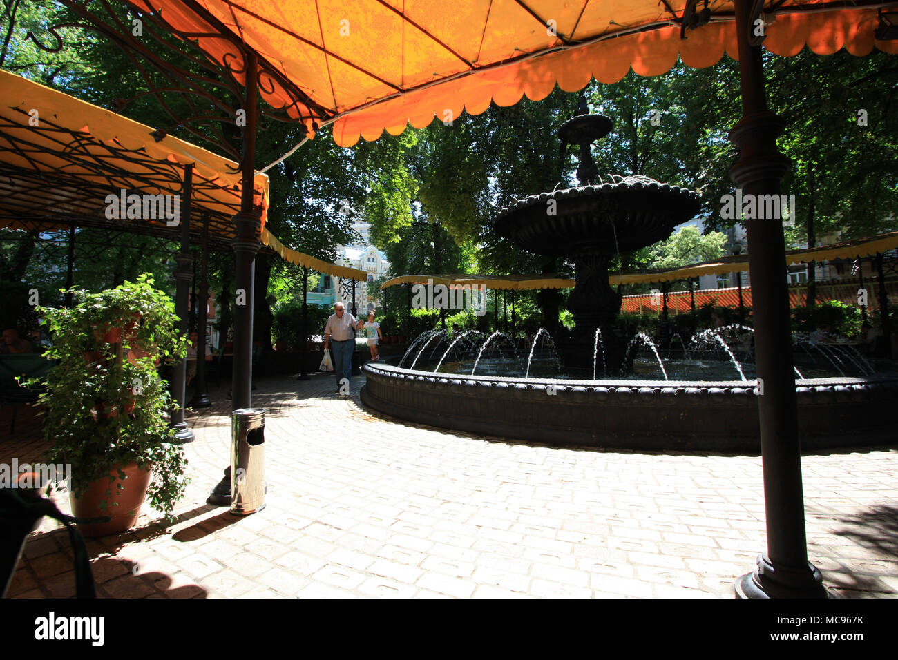 Ein nettes Café in einem Park neben dem Golden Gate in Kiew, wo das Ukrainische Volk im ersten Sommer genießen - wie Sonnenstrahlen nach dem harten Winter Stockfoto