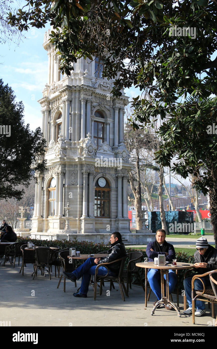 Die Menschen genießen Sie einen Kaffee in einem Cafe neben der Dolmabahçe Uhrenturm in Istanbul, Türkei Stockfoto