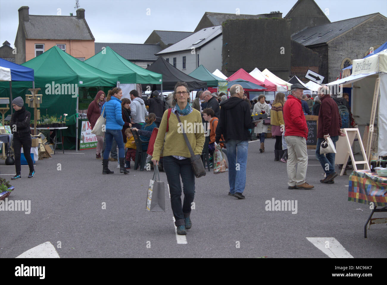 Eine wöchentliche Land Lebensmittel Markt voller Garküchen und voller Menschen, Shopping und Schnäppchen jagen in Skibbereen, Irland, einem beliebten Ferienort. Stockfoto