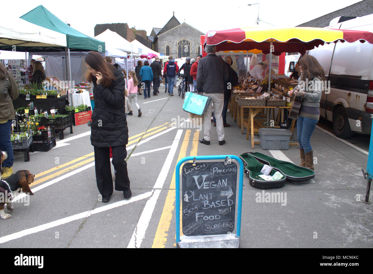 Eine wöchentliche Land Lebensmittel Markt voller Garküchen und voller Menschen, Shopping und Schnäppchen jagen in Skibbereen, Irland, einem beliebten Ferienort. Stockfoto