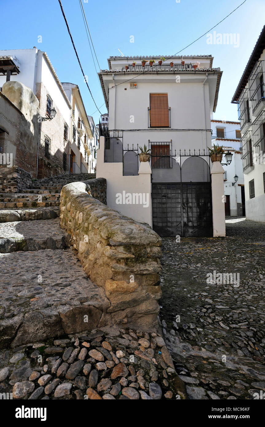 Alte mittelalterliche Straße mit Steinboden und Treppen, und weissen typischen alten Häusern im arabischen Viertel Albaicín in Granada (Andalusien, Spanien) Stockfoto