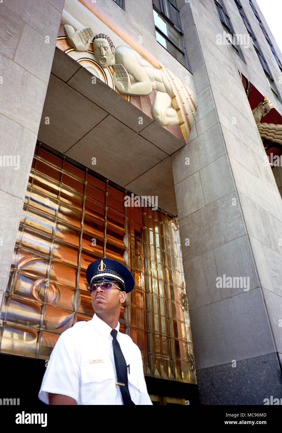 Eine haltbare suchen Security Guard steht außerhalb des Rockefeller Center in New York am Tag nach dem Terroranschlag auf das World Trade Center in New York City auf 9/11 Foto DON TONGE Fotograf Stockfoto