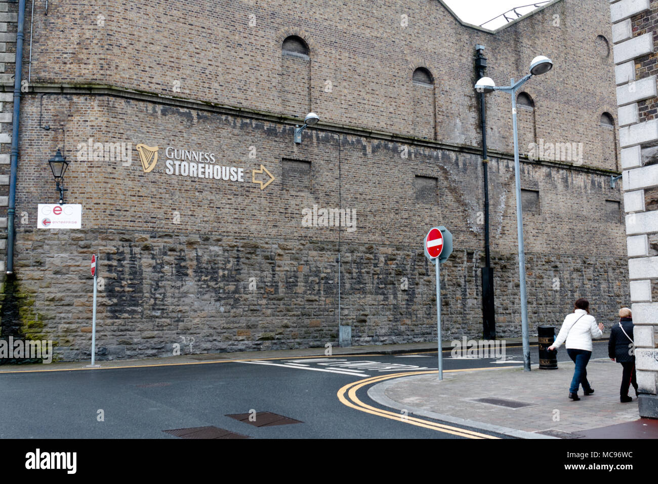 April 12th, 2018, Dublin, Irland - Umgebung des Guinness Storehouse, die Brauerei Erfahrungen erzählt die Geschichte des berühmten irischen Bier. Stockfoto