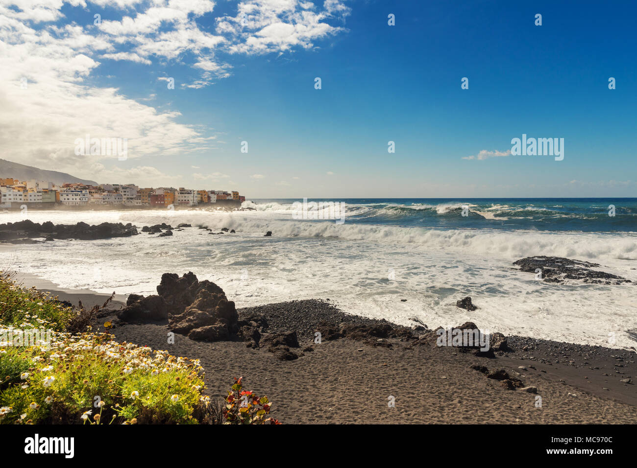 Schwarzer Sandstrand in Puerto de la Cruz Stadt. Teneriffa Stockfoto
