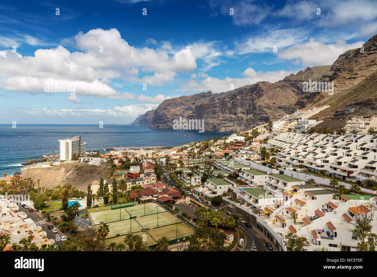 Los Gigantes Stadt und Klippen. Teneriffa Kanarische Inseln Stockfoto