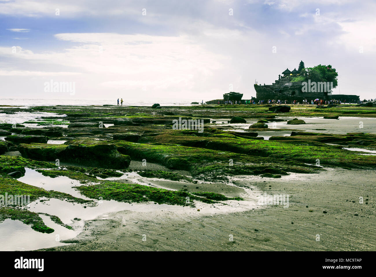 Landschaft mit Tanah Lot Tempel während ocean Tide bei Bali Indonesien. Stockfoto