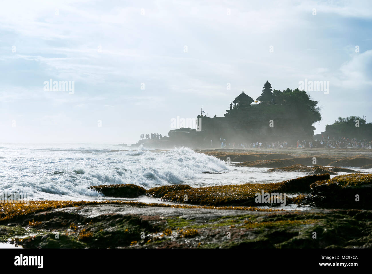 Landschaft mit Tanah Lot Tempel während ocean Tide bei Bali Indonesien. Stockfoto