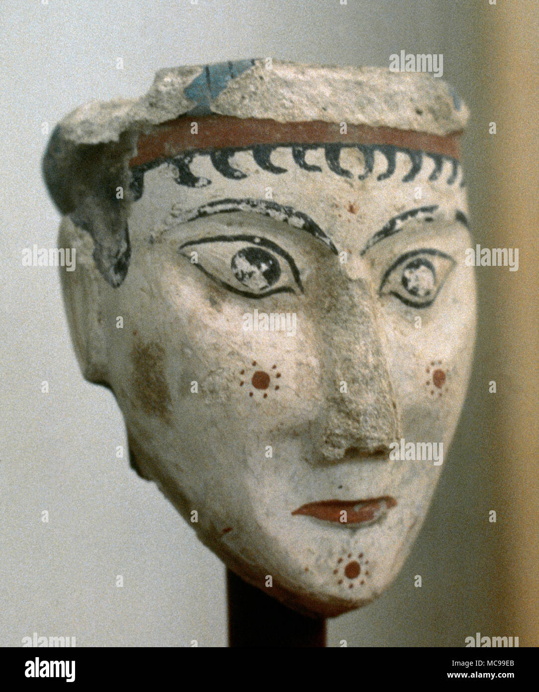 Gips Kopf einer Frau (eventuell eine Göttin oder Sphinx). Akropolis in Mykene, 13. Jahrhundert v. Chr.. Griechenland. Nationalen Archäologischen Museum. Athen, Griechenland. Stockfoto