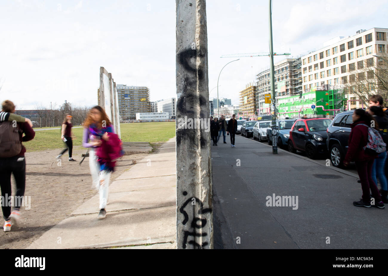East Side Gallery. Die grössten verbleibenden Abschnitt der Berliner Mauer, der auch einer der größten Open-Air-Galerien. Berlin, Deutschland Stockfoto