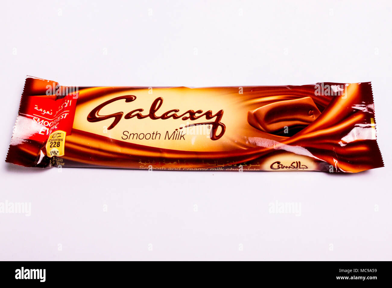 Eine ungeöffnete Galaxy Schokolade mit Karamell auf Weiß. von Mars hergestellt Stockfoto