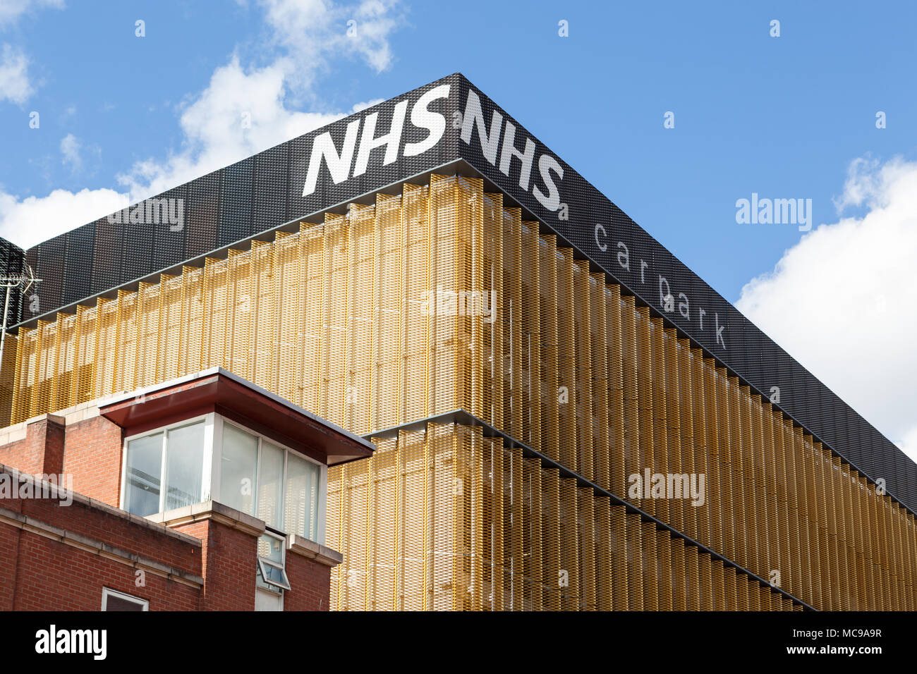 Ein NHS (National Health Service) Parkplatz in der Nähe des Manchester Royal Infirmary Krankenhaus aus Oxford Road in Manchester Stockfoto