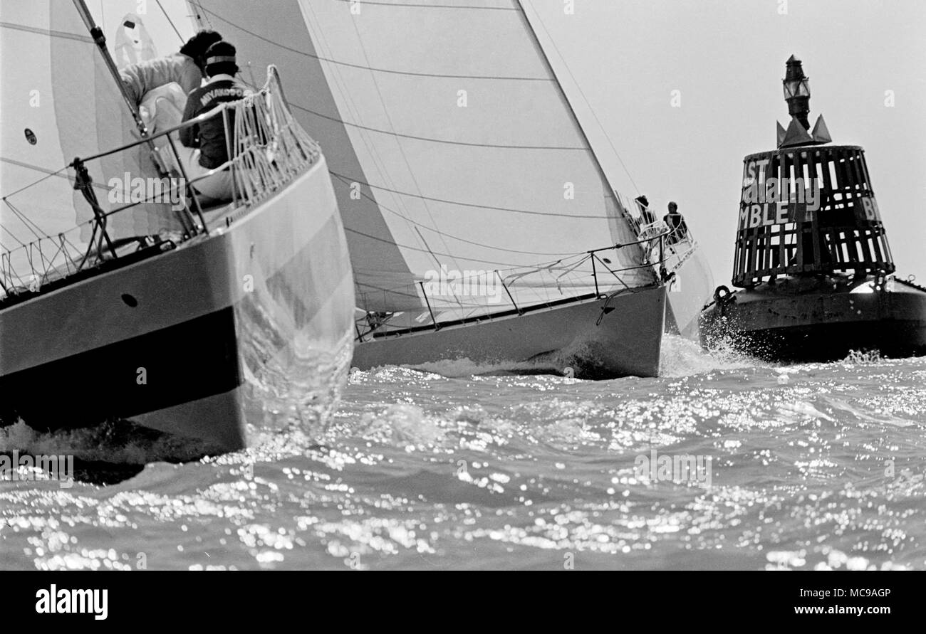 AJAXNETPHOTO. 1977. SOLENT, England. ADMIRAL'S CUP - INSHORE RACE - MIYAKADORI (JAPAN) RUNDUNG WEST DORNBUSCH BOJE. Foto: Jonathan Eastland/AJAX REF: 1977 7026 Stockfoto