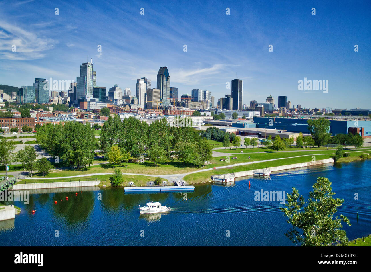 Skyline von Montreal mit Yacht im Vordergrund in der Lachine Canal Stockfoto