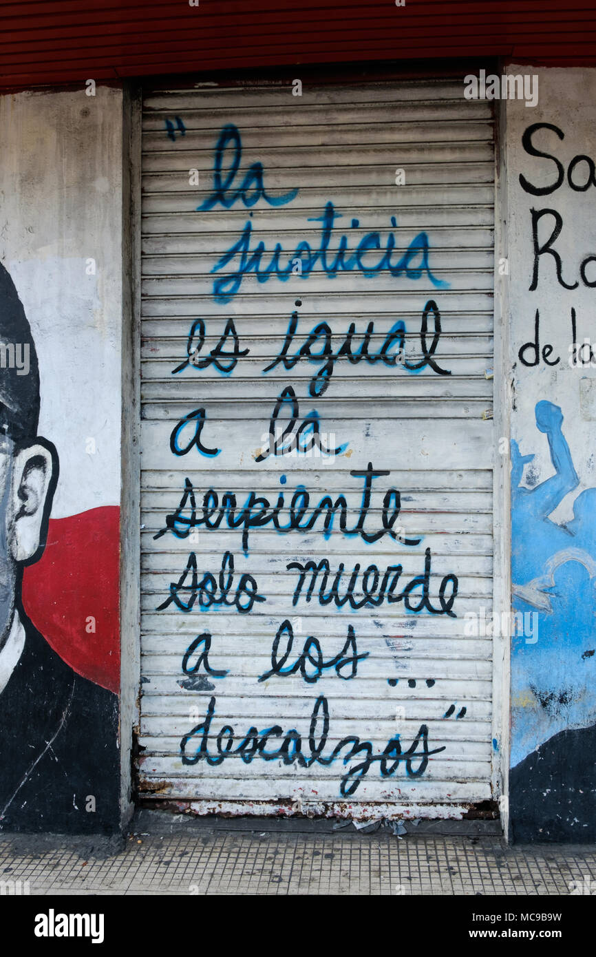 Panama City, Panama - März 2018: eine spanische Zitat von Oscar Romero 'La "justicia Es igual a las serpientes. Muerden Sólo a Los Que están Descalzos' (Th Stockfoto