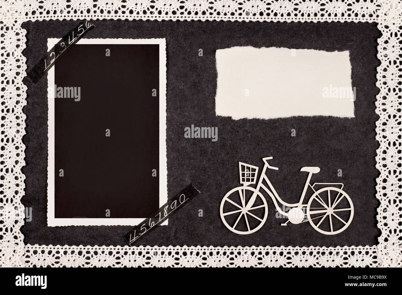 Seite von 1327 - Fotoalbum mit leeren Bilderrahmen und Schrott Fahrrad mit Spitze umrahmt. Stockfoto