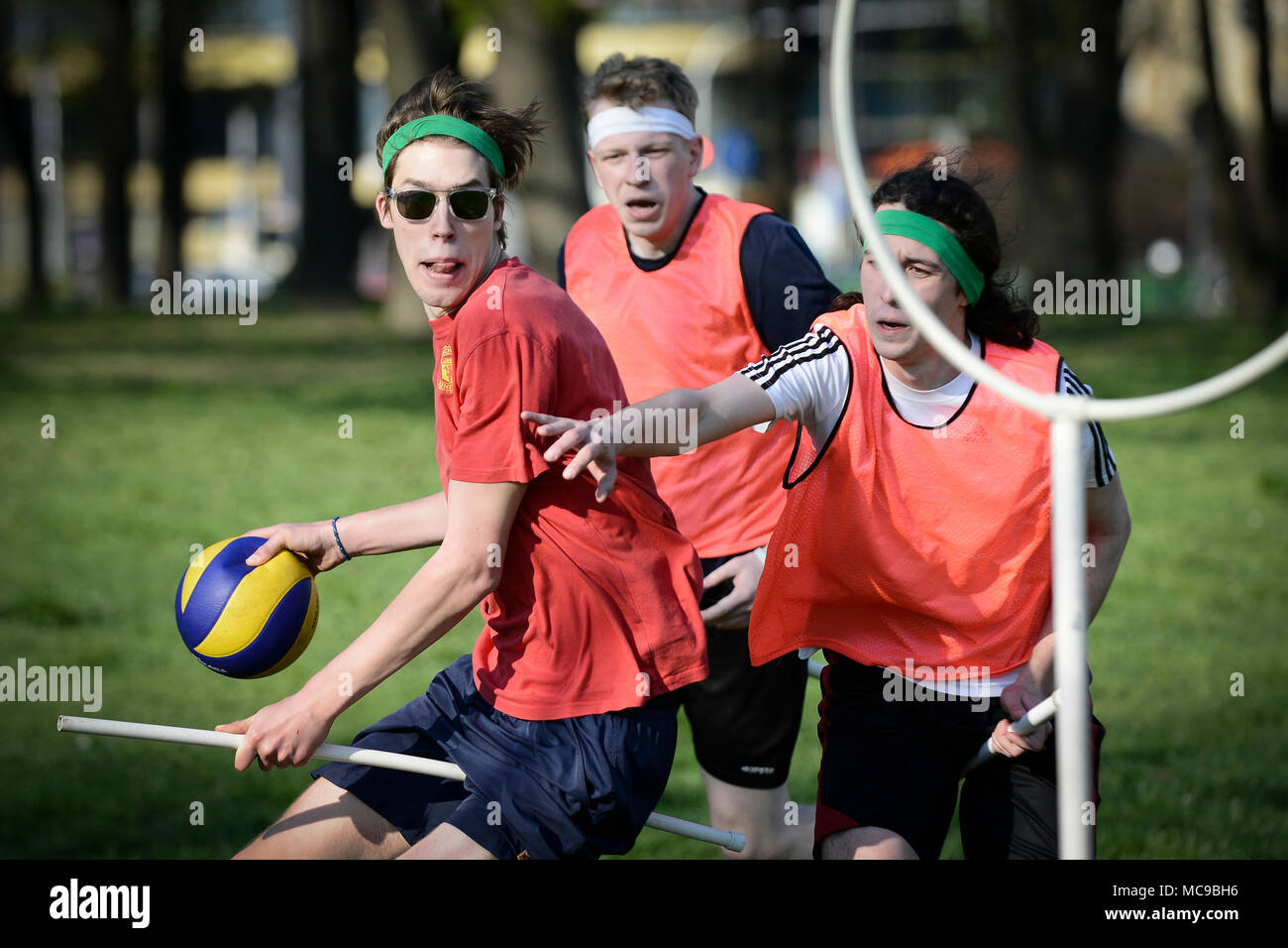 Die Menschen sehen das Üben der fiktiven Quidditch Spiel in Mokotowski