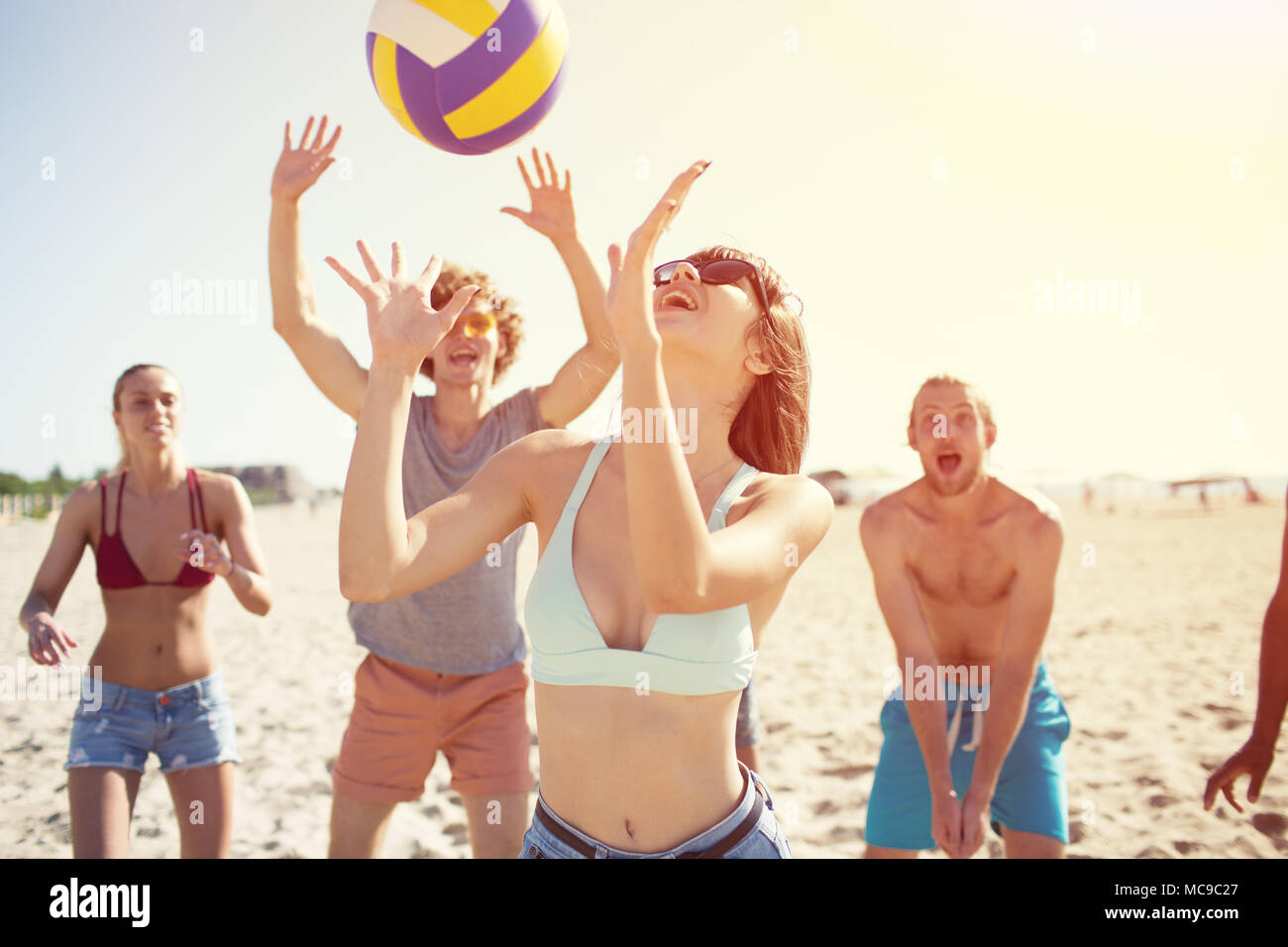 Gruppe von Freunden zu Beach-Volleyball am Strand spielen Stockfoto