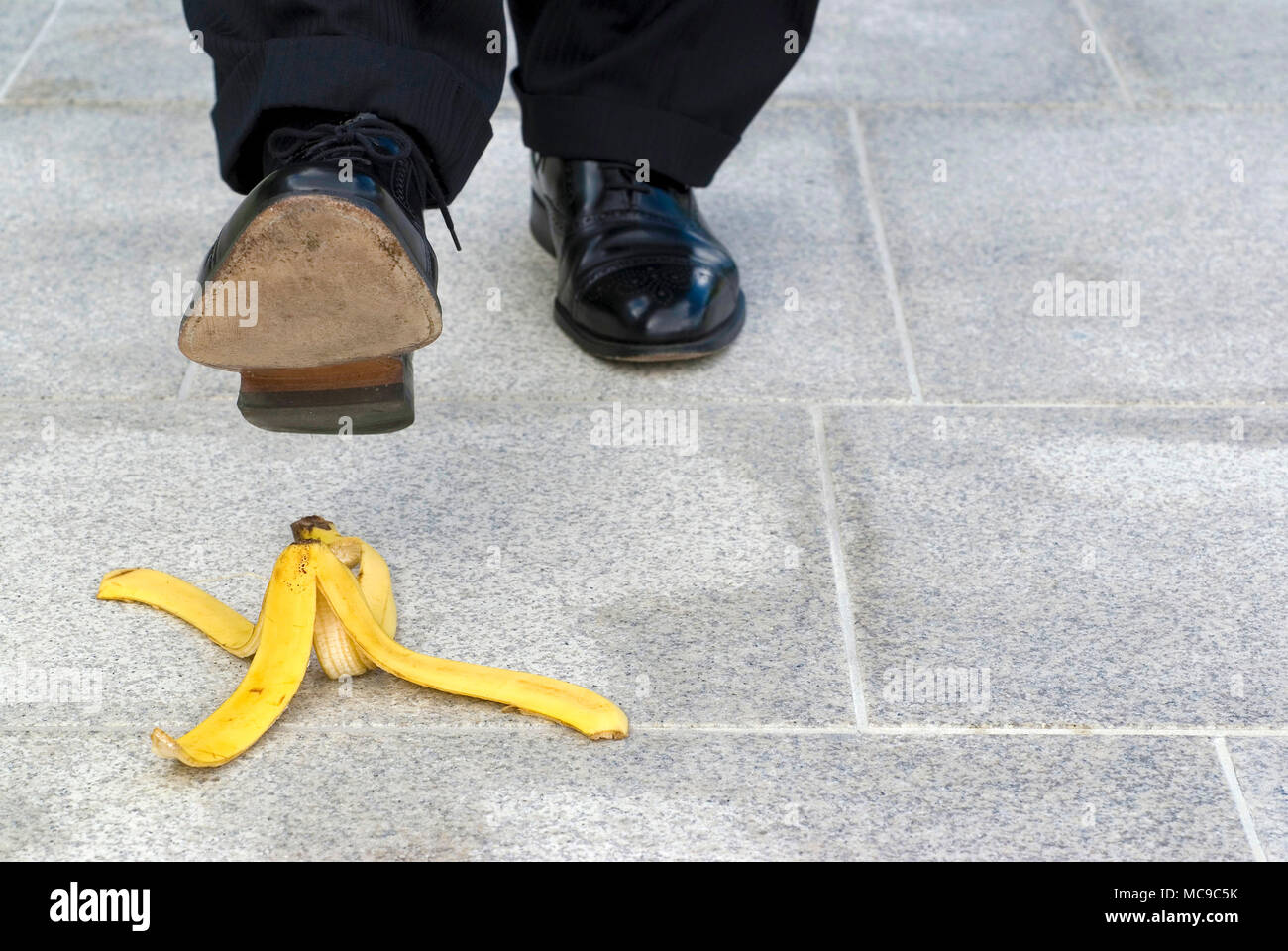 Geschäftsmann auf Banane Haut, kopieren Raum Stockfoto
