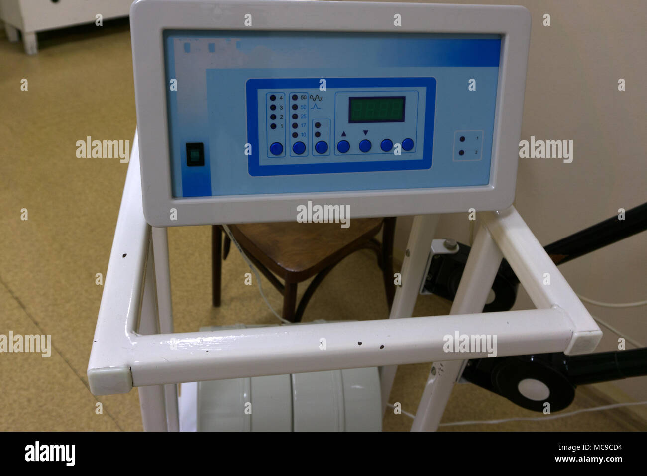 EMC TECHNIKER hand einstellen Laborversuch Empfänger Stockfoto