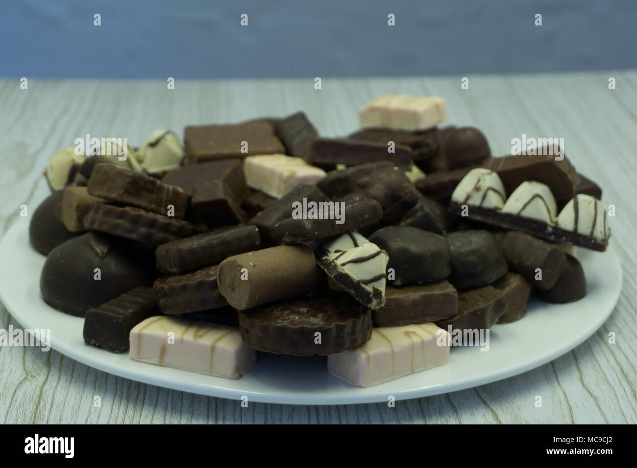 Pralinen Sortiment in Glasschale auf schwarzem Hintergrund Stockfoto