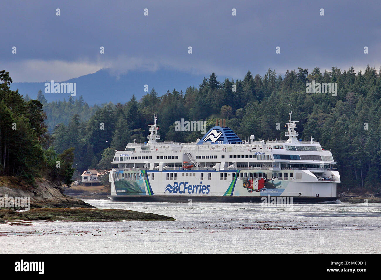 BC Ferries Küsten Feier' Auto Transport Überfahrt mit der Fähre von Tsawwassen nach Victoria über Active Pass in der kanadischen Gulf Islands. Stockfoto